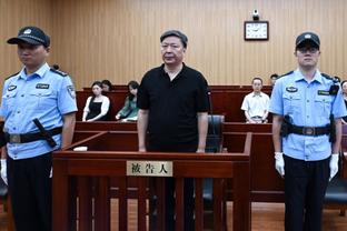 东契奇被打手接回球上进 与裁判一番激烈讨论后要到了2+1